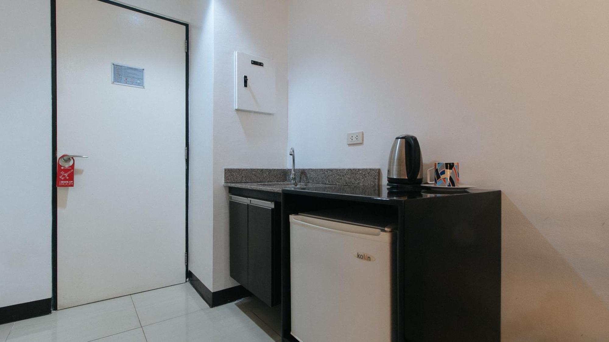 เรดดอร์ซ พลัส แอท บานาเว เกซอนซิตี้ Hotel ภายนอก รูปภาพ